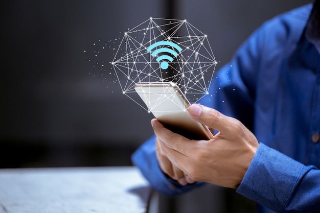 Negócios usando smartphone, com ícone de wifi, conceito de rede social de comunicação empresarial_ _ Foto Premium